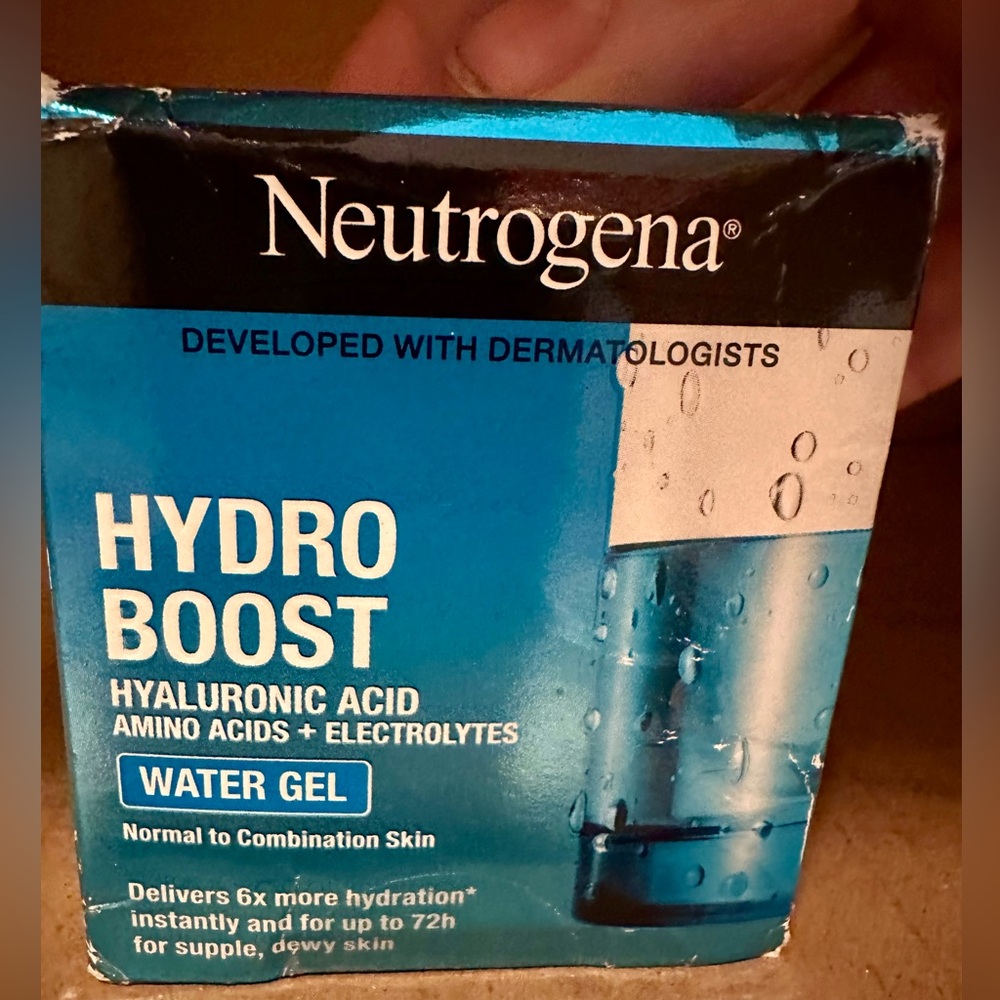 Neutrogena Hydro Boost Water Gel, Hyaluronic Acid Hydrating Facial Moisturizer - Picture 2 of 7